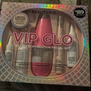 VIP Glo Ultimate Hydration Facial Set - Limited Edition. Box Slightly Damaged.